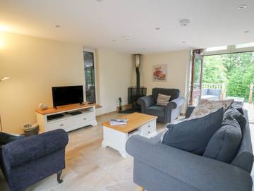 Log Cabin for 4 People in Carmarthenshire, South-Wales, Photo 3