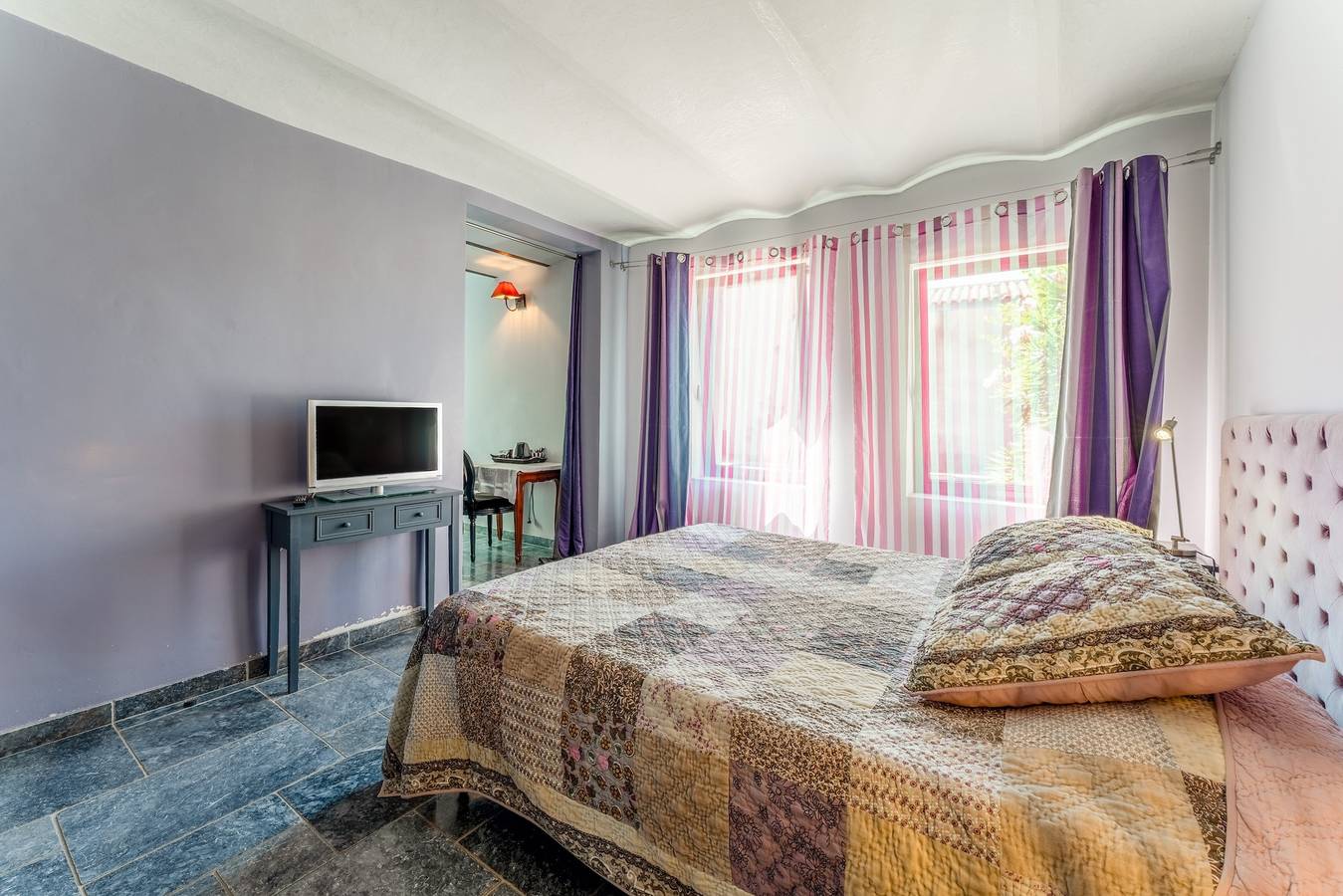 Estudio entero, Estudio 'Avec Vue Piscine' con piscina compartida, terraza privada y Wi-Fi in Rasteau, Vaucluse