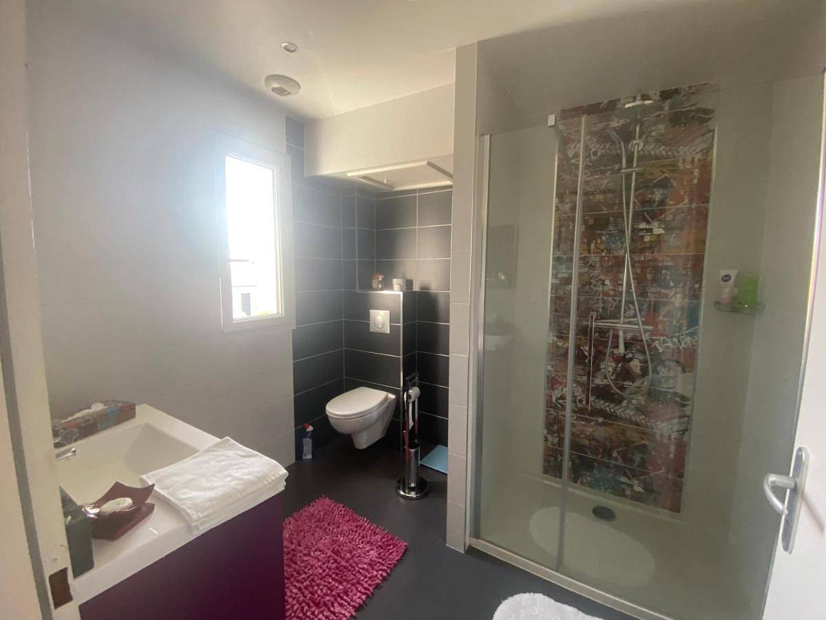 Appartement de vacances entier, Chambre avec salle de bain privée à l étage dans ma maison in Bourges, Région de Bourges