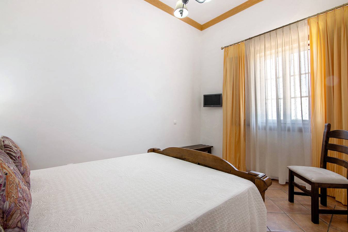 Room 'Quarto Salmão - Countryside View' with Shared Pool, Wi-Fi and Air Conditioning in Mértola, Beja Distrikt
