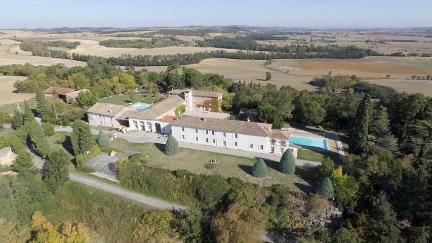 Gîte pour 13 personnes, avec Terrasse et Jardin ainsi que Piscine et Vue à Airoux