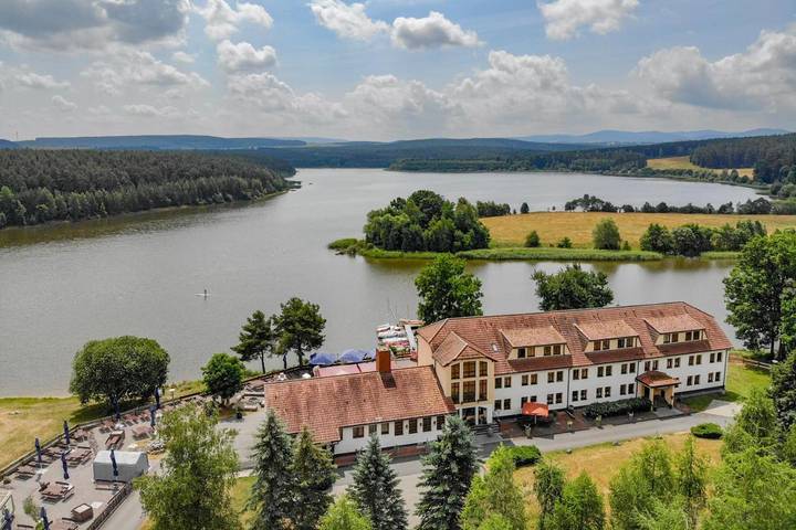Hotel, mit Terrasse und Garten sowie Ausblick und Seeblick in Thüringer Kernland