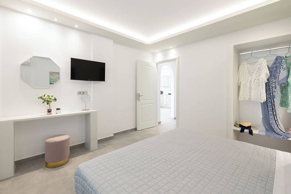 Peacefull Santorini Luxury Villa-Private Jacuzzi & Iconic Windmill Views in Santorin