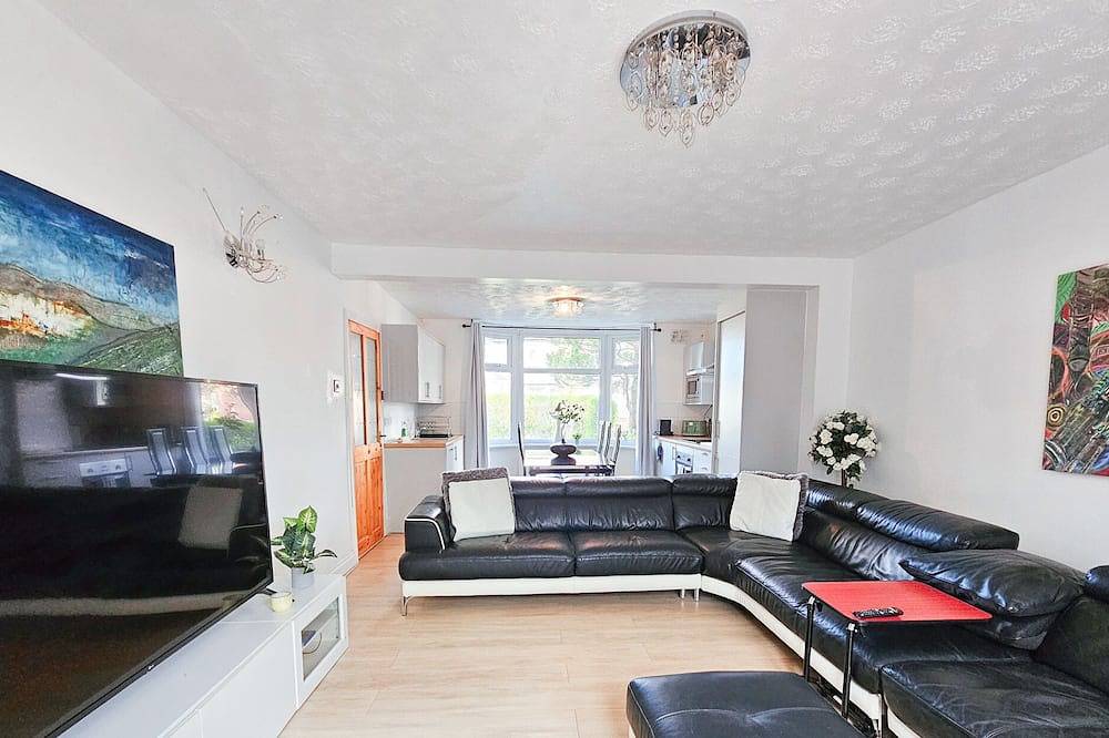 Spacious 6-Bed Home with Driveway in Manchester, Greater Manchester