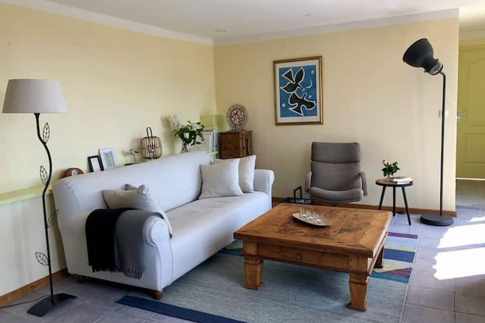 Entire apartment, Gite in Ardeche with breathtaking views of the mountains and valley in Vals-les-Bains, Parc naturel régional des Monts d'Ardèche