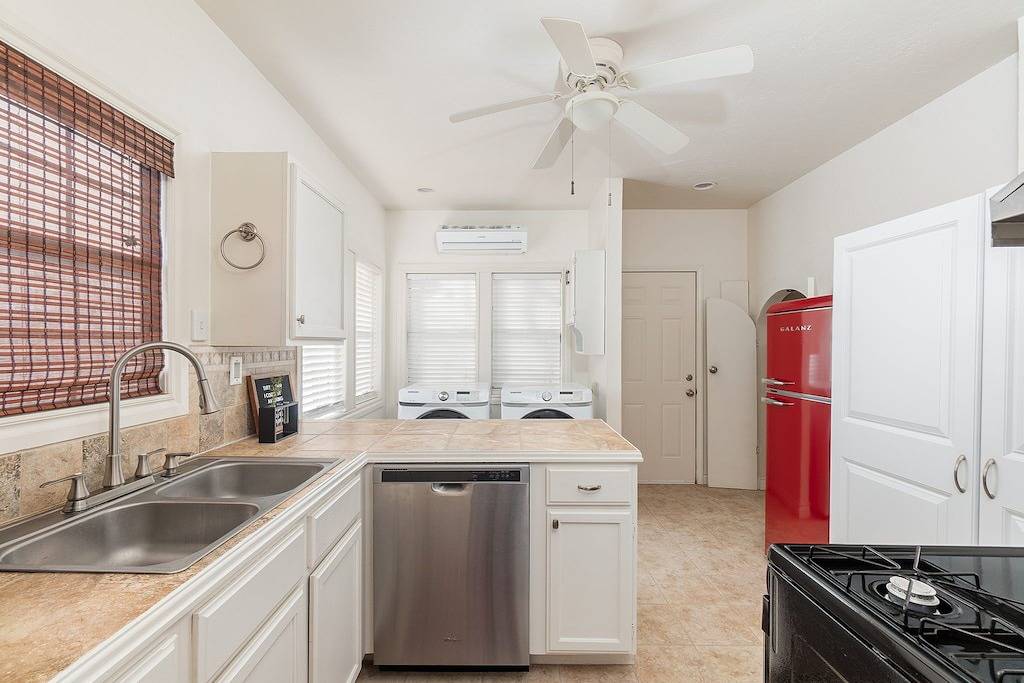 The Halcyon- a Cozy 2Br Tudor in Crestwood-Sleeps 6! in Oklahoma City, Oklahoma County