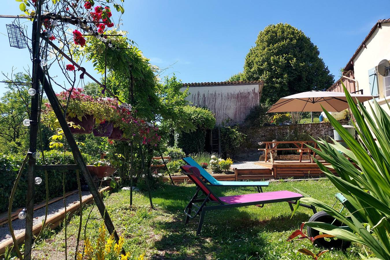 2Bed House Sleeps 4 - Parking, Views, 3min to Town in Confolens, Charente