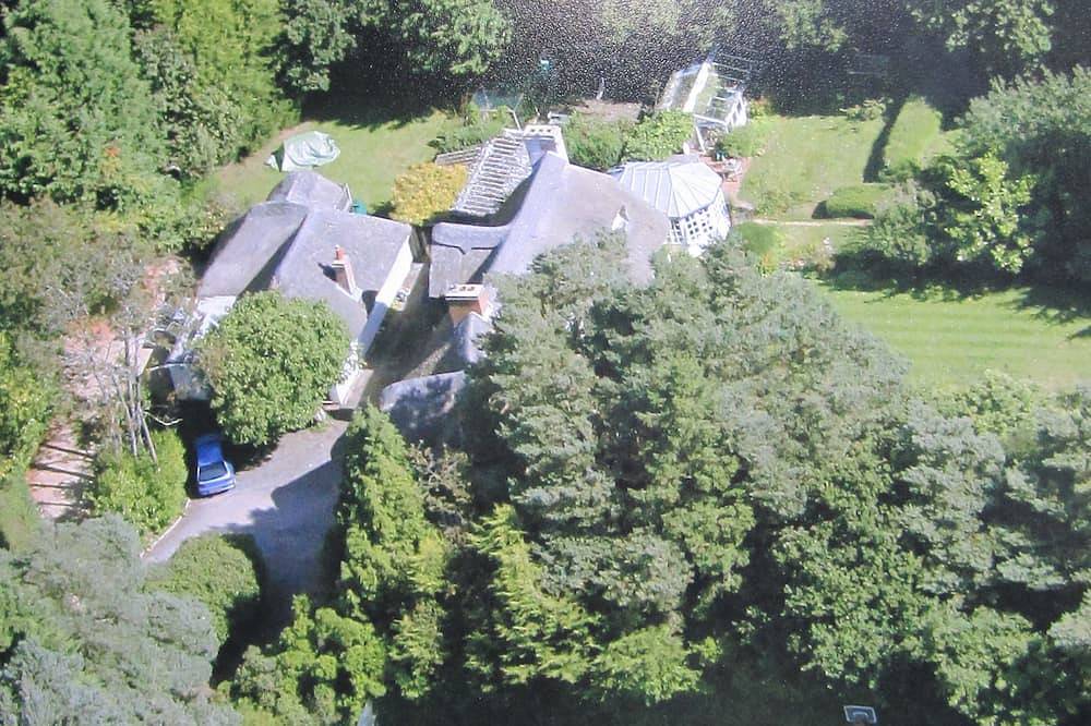 Cedar-tiled  Cottage in own Garden, in Grounds of Nearby Owner's House in Beaulieu (Hampshire), Hampshire