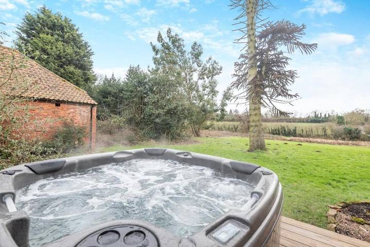 Holiday home for 8 people, with garden and hot tub - 1