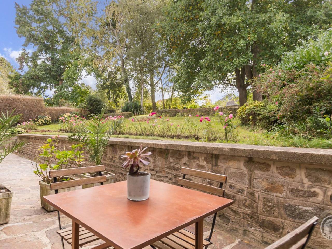 Entire studio, Charming independent studio with terrace, garden and parking, near Mont St-Michel in Isigny-le-Buat, Avranches region
