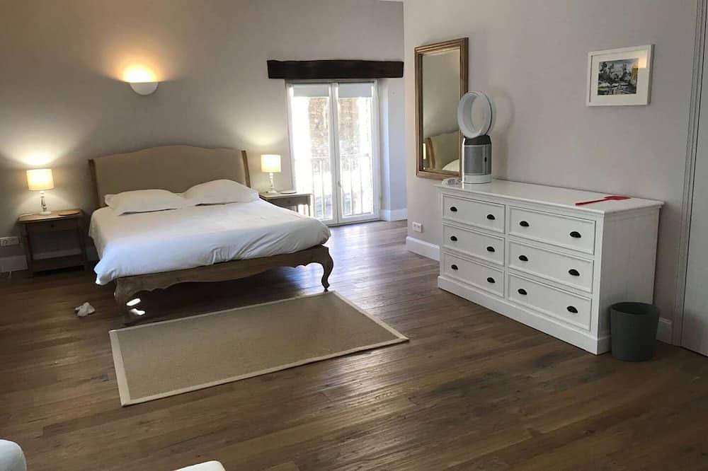 Appartement entier, Appartement Duplex dans le Domaine du Château du Xvii in Castelnau-de-Montmiral, Région d'Albi
