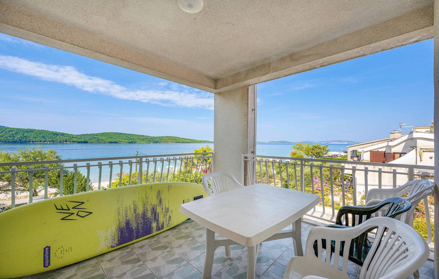 Ganze Ferienwohnung, Apartment mit Meerblick, Wifi, AC, Parkplatz und Terrasse - 2km zum Strand in Sibenik, Šibenik-Knin