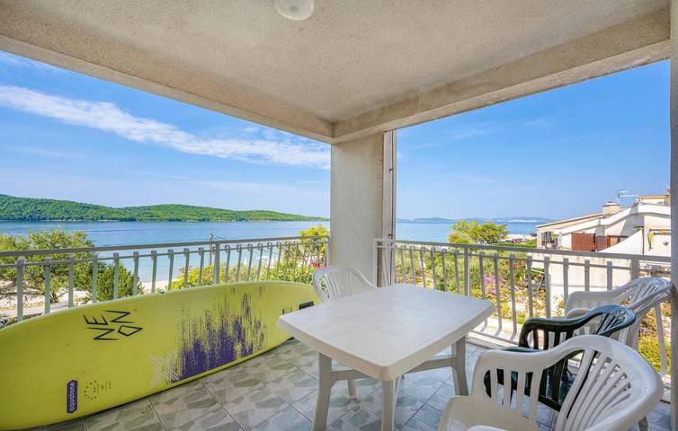 Ganze Ferienwohnung, Apartment mit Meerblick, Wifi, AC, Parkplatz und Terrasse - 2km zum Strand in Sibenik, Šibenik-Knin