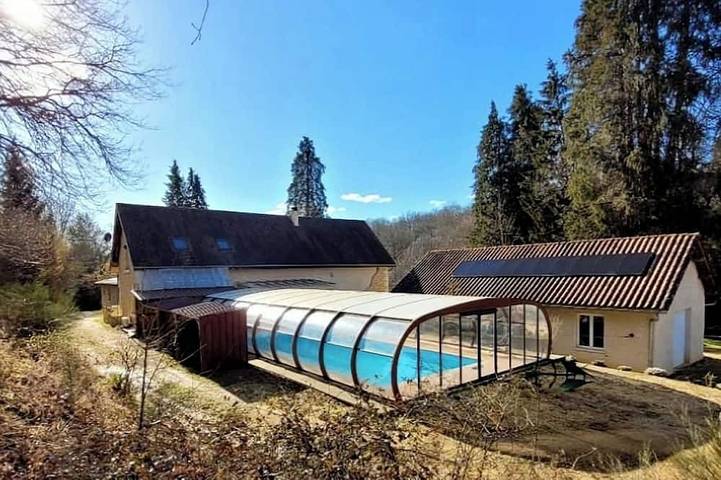 Gîte pour 6 personnes, avec terrasse ainsi que jardin et jacuzzi à Lacropte