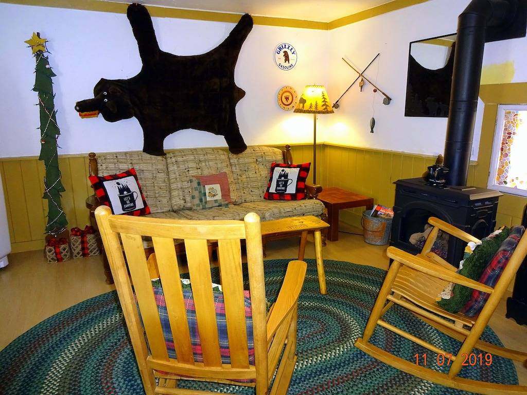 Eine kleine Hütte mit Whirlpool in Red Lodge, Montana. in Red Lodge, Absaroka Range