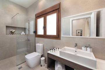 Ferienwohnung für 6 Personen, mit Pool und Garten sowie Balkon in Rhodos Stadt