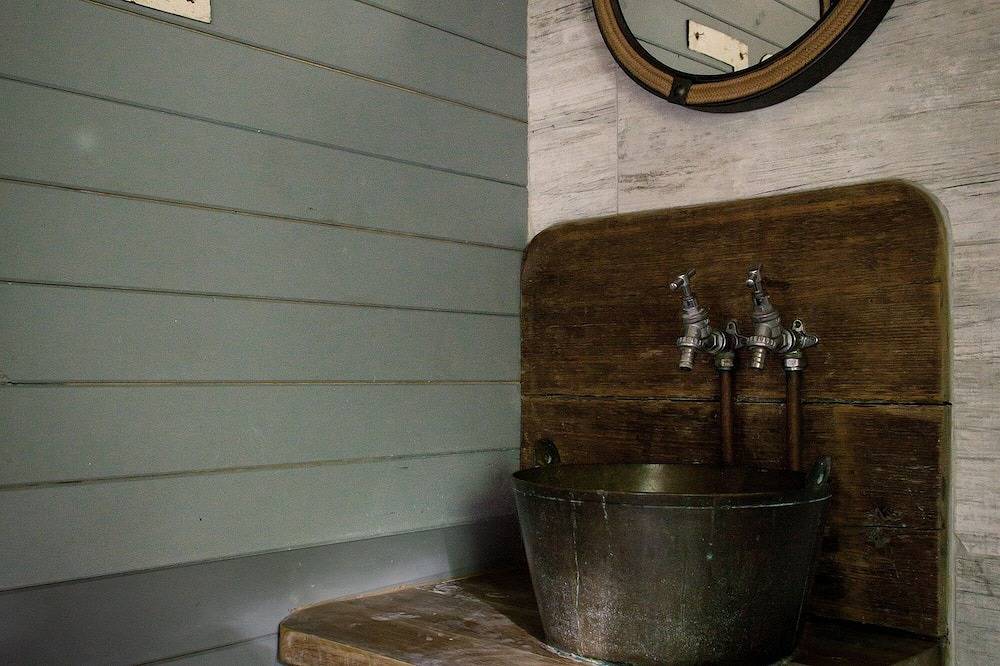 Luxury Boltholes | Cabin in the woods with hot tub in Sussex Occidental