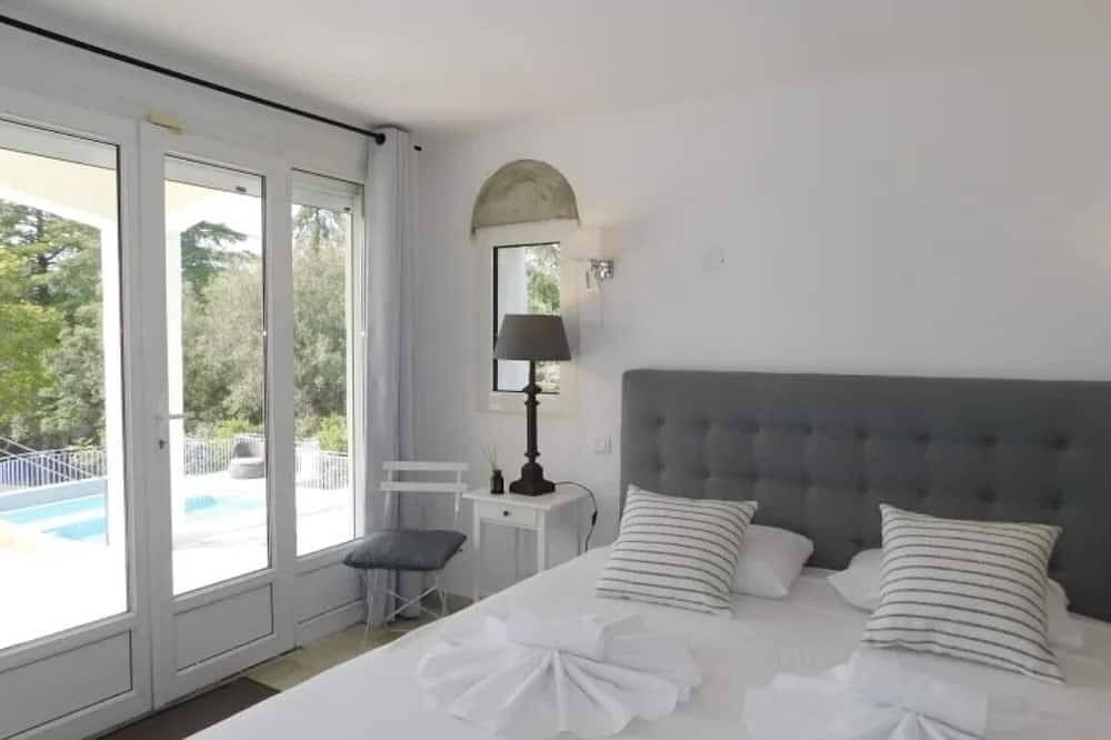 Superb contemporary house. 5 minutes from Golf , 15 m from Beaches   in Biot, Region de Cannes
