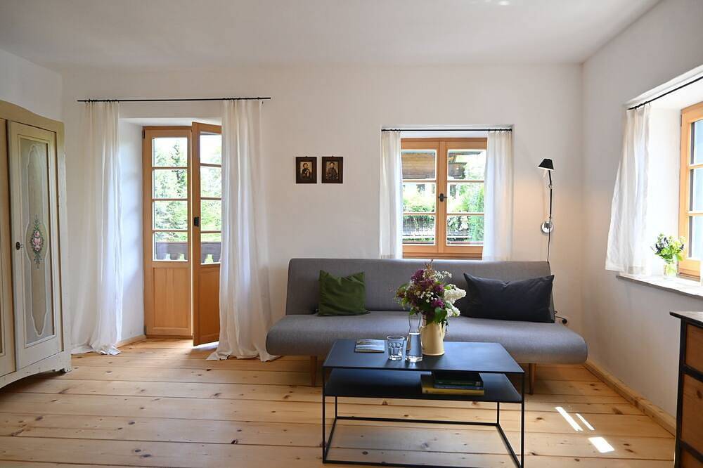 Ganze Wohnung, Hochfellnblick bis 4 Pers. mit 1 Schlafzimmer und 1 Wohn-Schlafraum im Obergschoß mit Balkon in sehr ruhiger Lage in Bergen (Chiemgau), Chiemsee