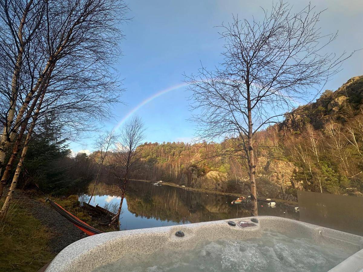Ganze Wohnung, Aurora Bliss - Waterfront Jacuzzi & Sauna near Bergen in Askøy