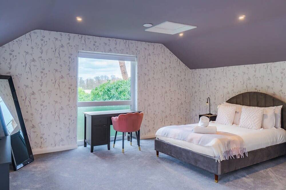 Riverside Retreat with Private Sauna in Windsor, Berkshire