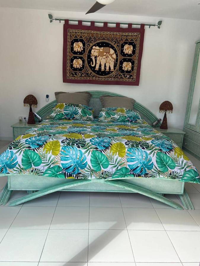 Chambre d’hôte pour 2 personnes, avec jardin et piscine ainsi que terrasse et vue