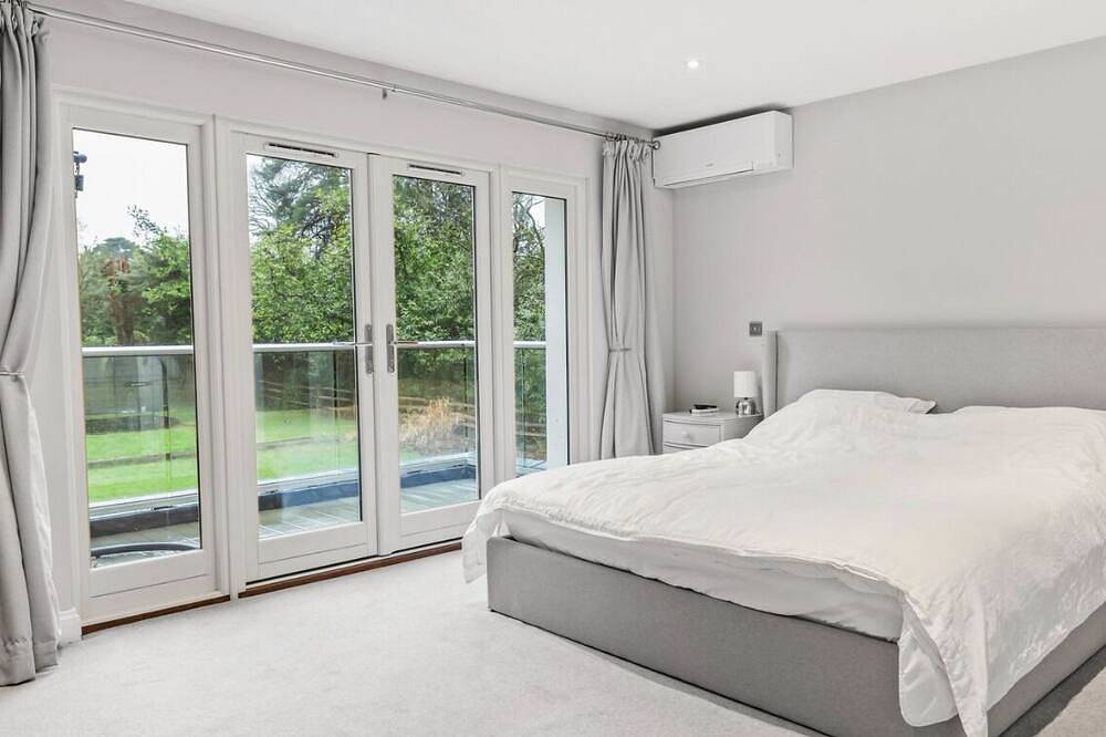 Large luxury detached family house. Hot Tub. Sussex countryside on the doorstep. in Worth (West Sussex), West Sussex