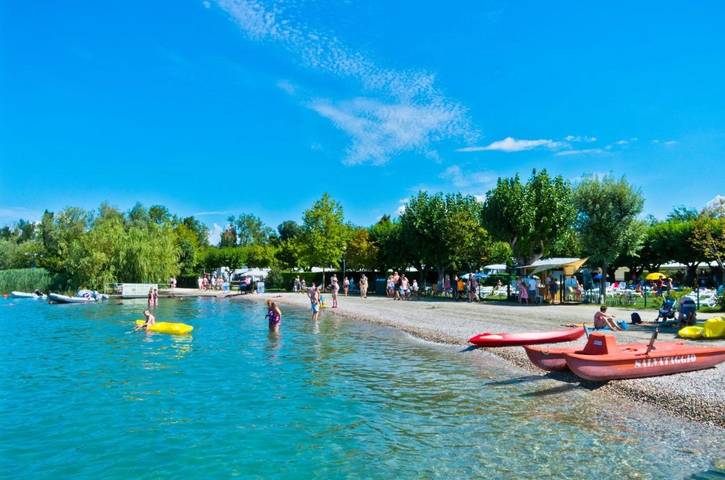 Camping pour 4 personnes, avec Jacuzzi et Terrasse ainsi que Jardin et Piscine à Affi