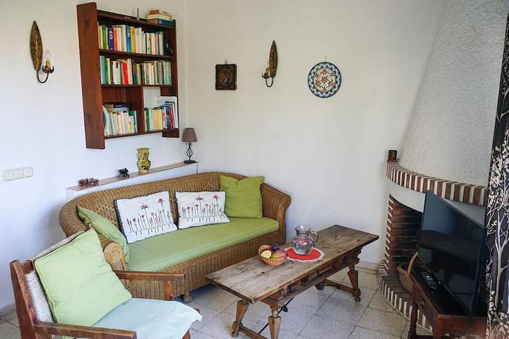 Detached vacation home for 4 people with a garden—close to the beach! in Las Chapas, Marbella