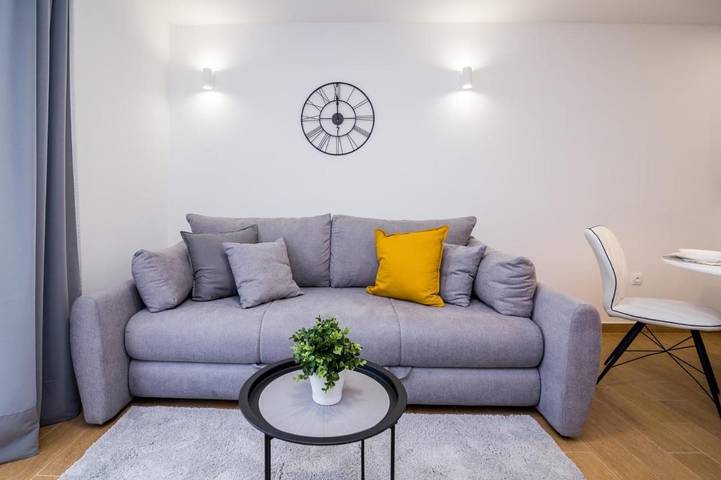 Ganze Wohnung, 2-Zimmer-Ferienwohnung, stadtnah – mit Balkon & Wlan, ideal für 4 Personen in Plaža Pakoštane, Pakostane