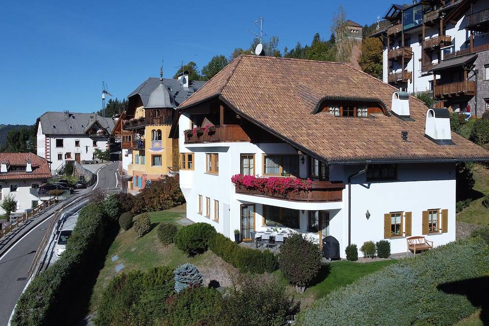Apartamento entero, Comfortable attic room with panoramic view & balcony - free Wi-Fi  in Ortisei, Dolomiti Superski