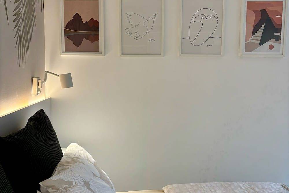 Independent Guesthouse with private terrace. Shared garden & pool. in Pozuelo de Alarcón, Madrid Province