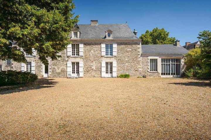 Location de vacances pour 12 personnes, avec vue ainsi que piscine et jardin à Saint-Jean-des-Mauvrets - 2