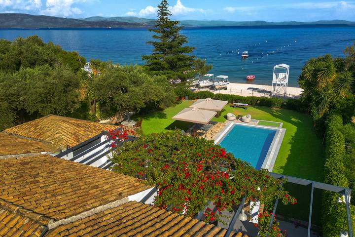 Villa pour 8 personnes, avec vue sur l’océan ainsi que jardin et piscine dans Mparmpati
