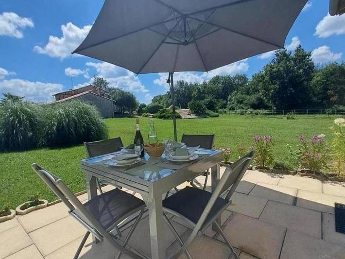 Location de vacances pour 4 personnes, avec piscine ainsi que terrasse et jardin à Saint-Aulaye - 2