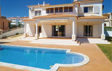 Gîte pour 8 personnes, avec piscine ainsi que terrasse et jardin dans Galé