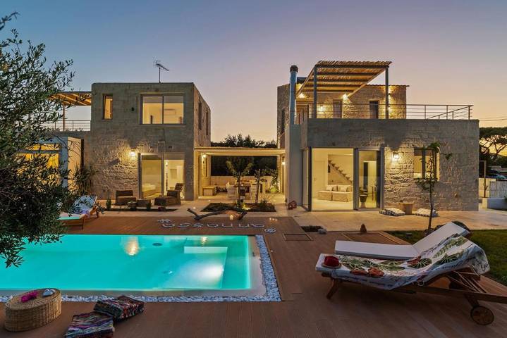 Ferienhaus für 12 Personen, mit Balkon und Terrasse sowie Garten und Pool in Almirida