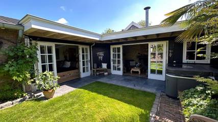 Gîte pour 2 personnes, avec jardin et jacuzzi à Borne