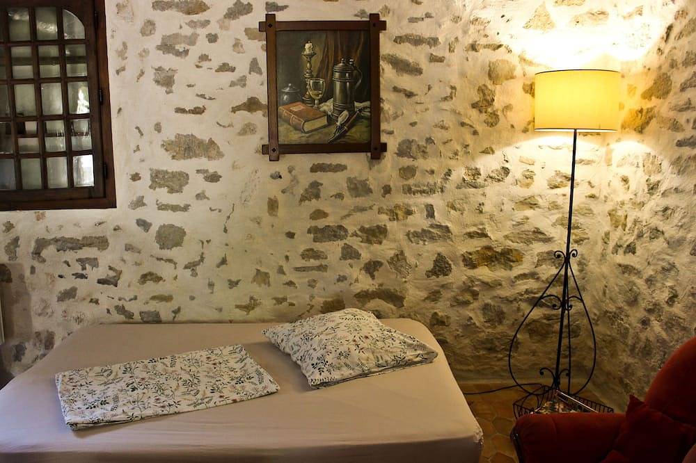 Appartement entier, Gîtes de charme au Mas de Soleil (Gîte \"Tradition\") in Goudargues, Région de Nîmes