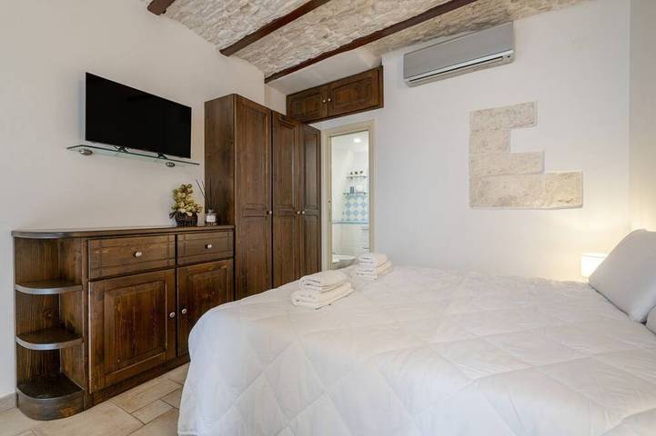 Cozy studio apartment that comfortably accommodates two people, equipped with all the main comforts for a pleasant stay. The location is ideal: the accommodation is in fact located in the center (Ztl), with all the essential services within reach and a v in Martina Franca, Provincia de Taranto