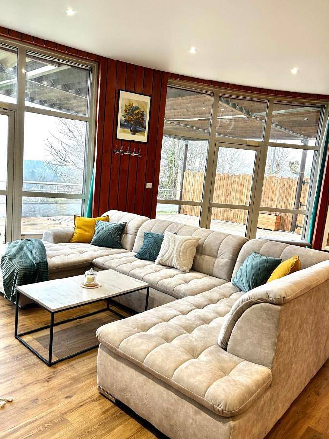 Appartement entier, Three-Bedroom Apartment in Lons-le-Saunier, Jura