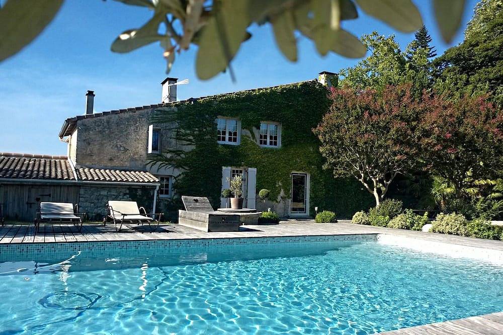 Maison de charme authentique et familiale avec piscine sur un parc de 3600 m² . in Moulis-en-Médoc, Parc naturel régional du Médoc