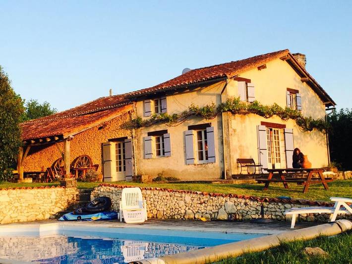 Maison de campagne pour 9 personnes, avec jardin et terrasse ainsi que piscine et vue