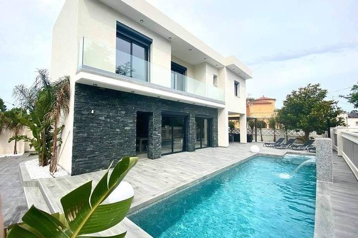 Villa für 12 Personen, mit Balkon und Whirlpool an der Costa Brava