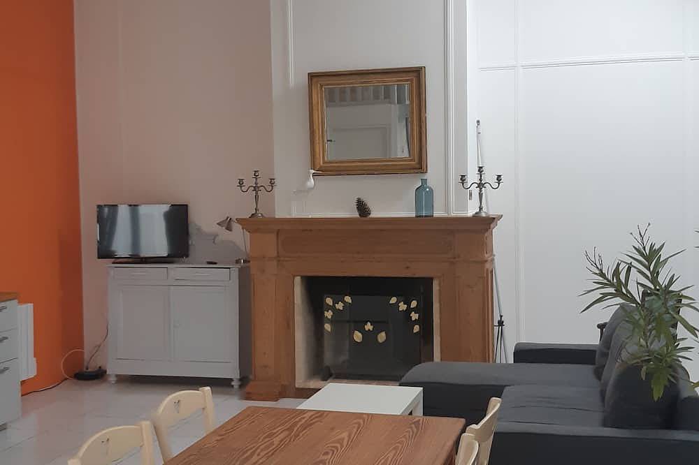Apartamento entero, Quiet outbuilding with character, direct to Bordeaux tramway in 20 minutes in Eysines, Región de Burdeos