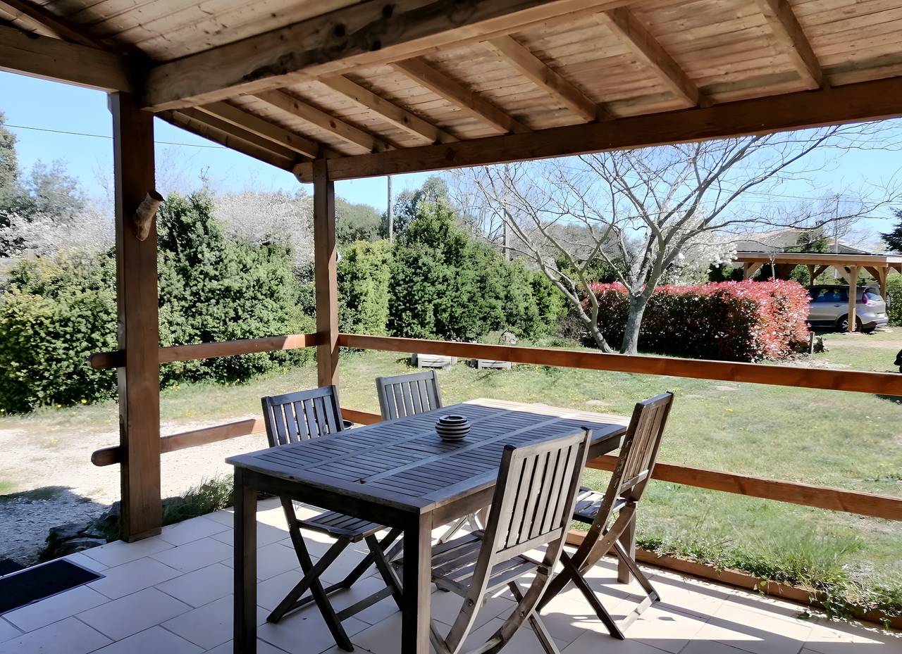 Gîte « La Petite Maison de Noémie » avec terrasse privée, Wi-Fi et climatisation in Gras, Privas