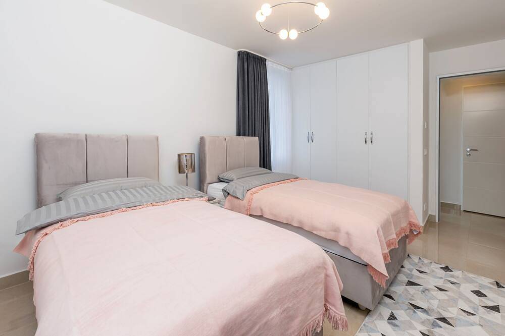 Villa Nova Berlin : Modernes Ferienhaus mit viel Platz für Erholung und Komfort in Treptow - Köpenick, Berlin