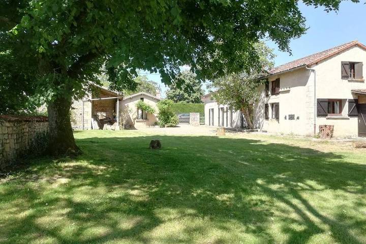 Location de vacances pour 12 personnes, avec jardin à Saint-Julien-l'Ars