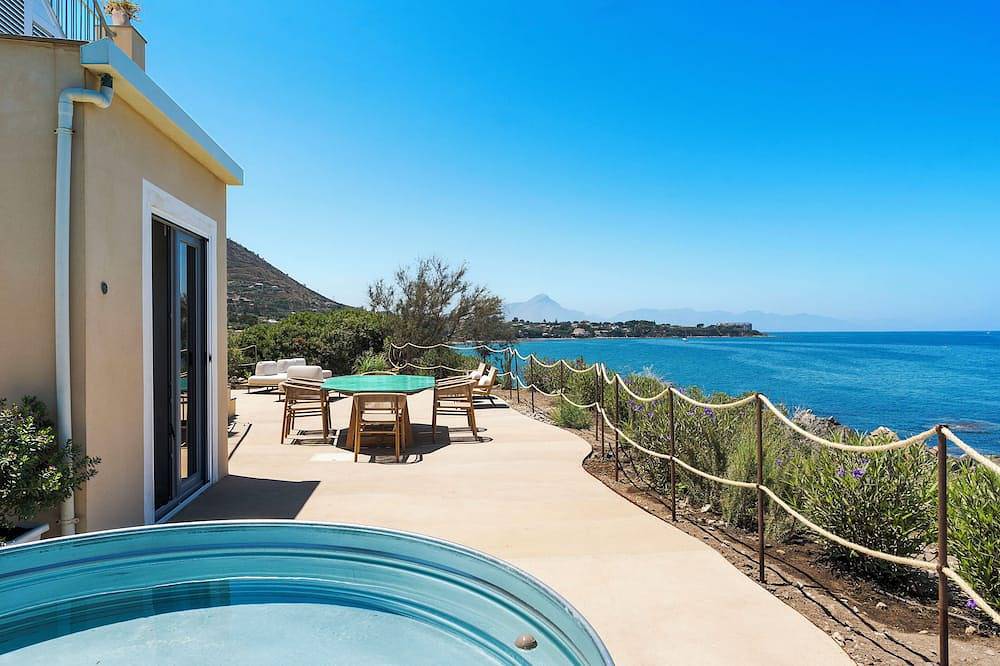 Geheel appartement, Tower of the 7 friars - Tower in Cefalu with direct access to the beach in Mazzaforno, Cefalù (Gemeente)