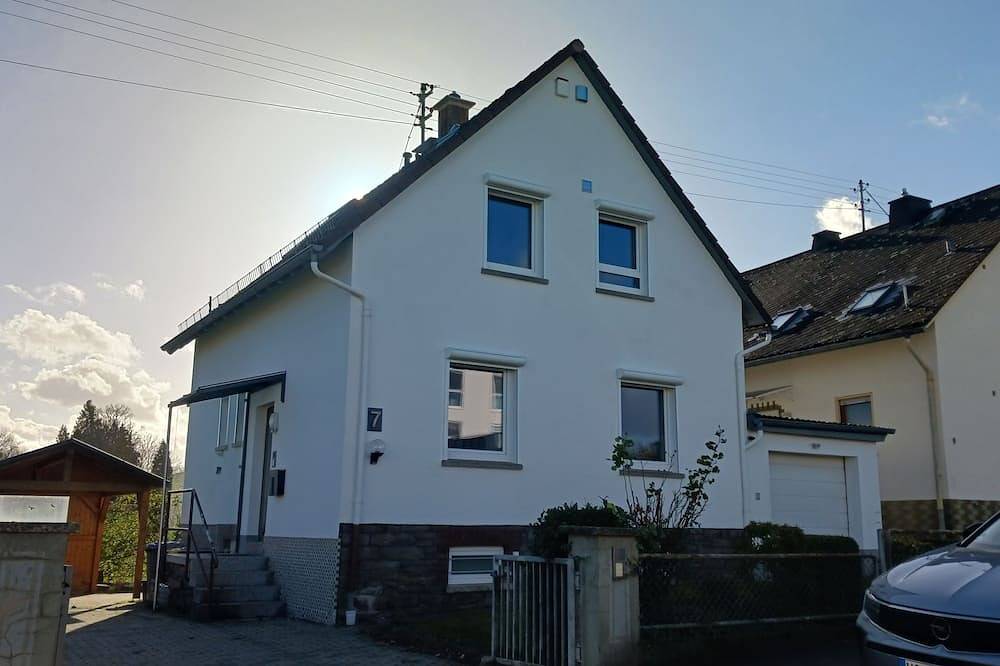 Gemütliches Ferienhaus mit Terrasse, Balkon und Garten im Blauen Ländchen in Miehlen, Lahn-Taunus